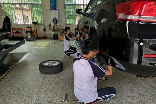 維修和汽車外形整修等各類汽車維修工作;也可以從事汽車零配件管理